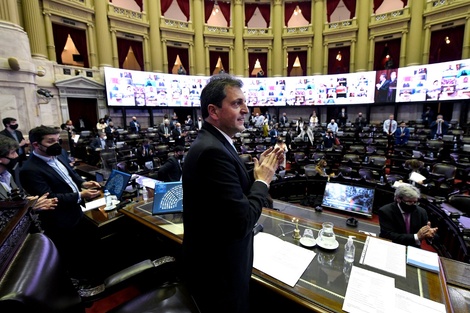 Diputados: un legislador dejó el micrófono abierto mientras se sacaba fotos