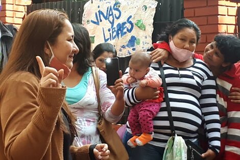 María Ovando recibe apoyo antes del fallo.