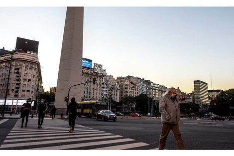 La iniciativa exceptúa del aislamiento social, preventivo y obligatorio y de la prohibición de circular a las personas que ingresen al país con fines turísticos.