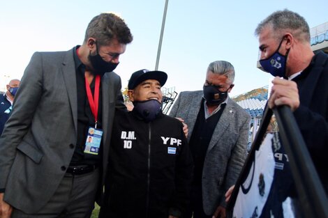 Maradona a los 60 años, dirigiendo a Gimnasia.