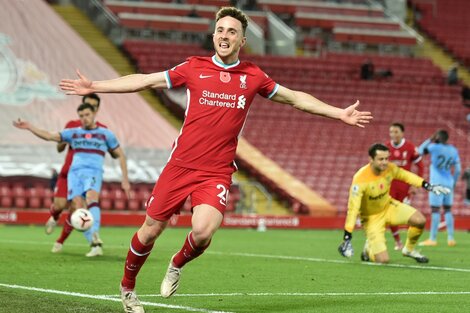 Liverpool ganó sobre la hora y llegó a la punta de la Premier