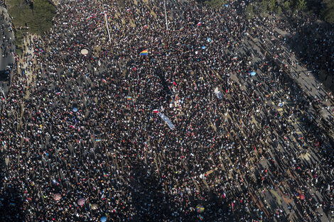 Imágen de la masiva marcha que ayer copó el centro de Santiago.