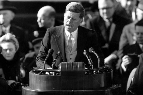 En 1960 el senador demócrata John Fitzgerald Kennedy vence al vicepresidente republicano Richard Nixon y se convierte, a sus 43 años, en el presidente más joven de la historia de los Estados Unidos.