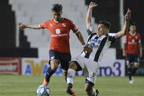 En su debut, el Rojo se trajo tres puntos desde Santiago del Estero.