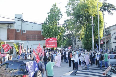 "Caravanazo" de vecinos y trabajadores aeronáuticos contra Flybondi