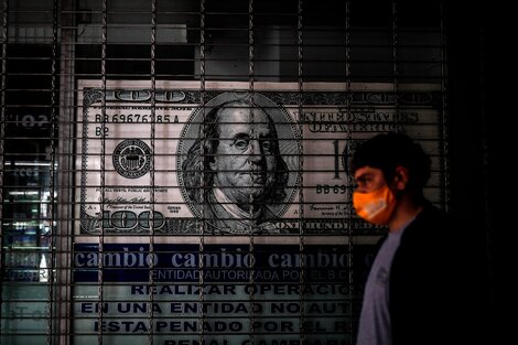 Otro pasito atrás del dólar