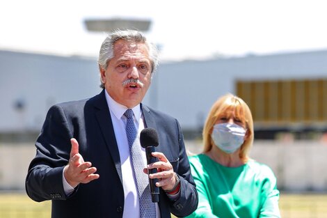 Alberto Fernández junto a la ministra Marcela Losardo, ayer, en Avellaneda.