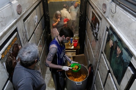 Una olla comunitaria que empezó alimentando a 30 personas y ya recibe a 150