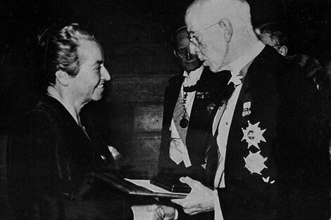 En 1945 se le entregan el Nobel de Literatura a la poeta chilena Gabriela Mistral, quien fue la primera persona de América Latina en recibir el premio. 