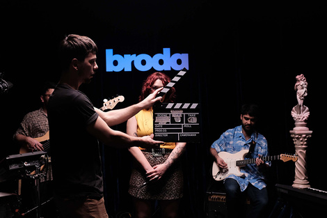 A las 20 podrá verse por el Canal de YouTube de Broda la sesión de Brunella. 