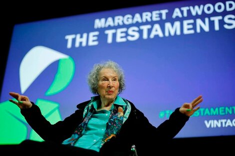 En 1939 nace la escritora canadiense Margaret Atwood, célebre en el mundo por su novela distópica El cuento de la criada, publicada en 1985. 