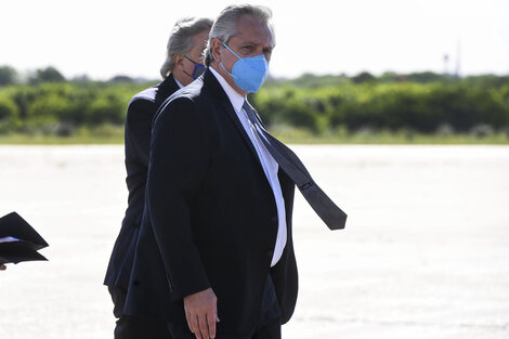 Alberto Fernández antes de subir al avión que lo llevó a Bolivia.