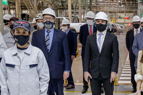 El ministro de Economía, Martín Guzmán, junto a su par de Desarrollo Productivo, Matías Kulfas, en la visita a una automotriz.