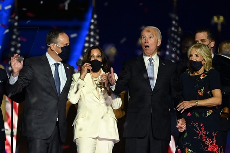 El marido de Kamala Harris, Harris, Joseph Biden y su esposa festejan en Wilmington.