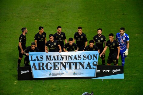 Racing posó en Santa Fe con el cartel y la consigna "Las Malvinas son Argentinas". (Fuente: Télam)