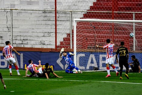 Márquez anota el primero frente a Racing. (Fuente: NA)