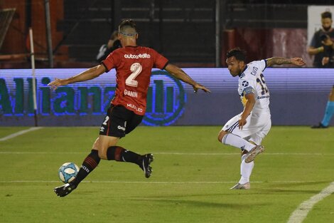 Tevez ya tocó al gol, después de haber eludido a Alan Aguerre.