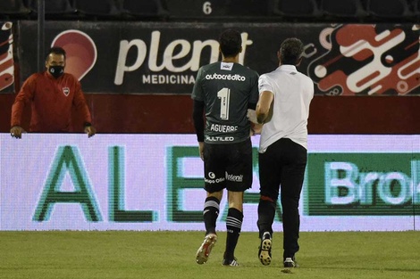 El momento que Aguerre se retira lesionado del Coloso.