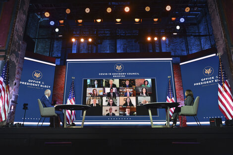 Los electos Biden y Harris en teleconferencia con su flamante comité asesor.