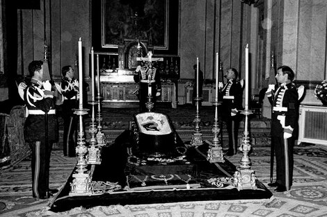 En 1975 falleció Francisco Franco. Su muerte puso fin a una dictadura de casi cuatro décadas en España. 