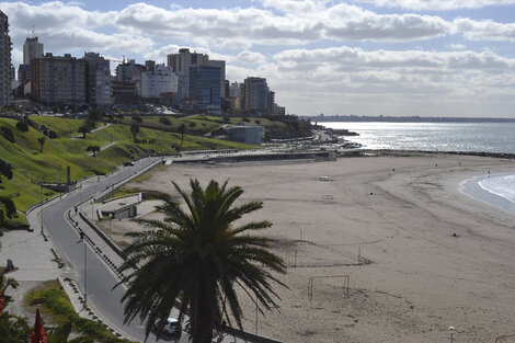 ¿La playa es de quien la trabaja? Jóvenes que laburan alrededor del turismo sueltan ideas y sensaciones para esta temporada.