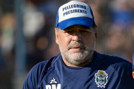 Renunció el presidente de Gimnasia que llevó a Maradona de DT