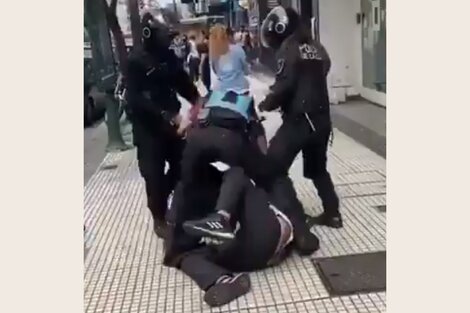 Un grupo de policías de la Ciudad golpeó a un hombre en situación de calle