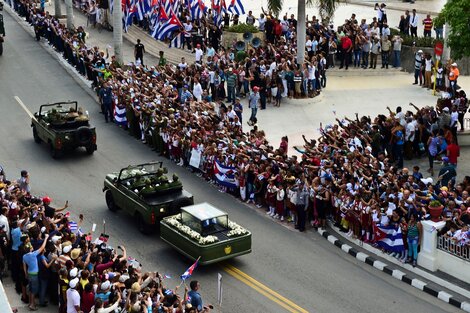 En 2016 muere en La Habana a los 90 años Fidel Castro, uno de los íconos del siglo XX. Un jeep militar con sus cenizar recorre la isla en un viaje de cuatro días.