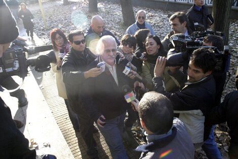 Carlos Carrascosa "atosigado" por los medios.