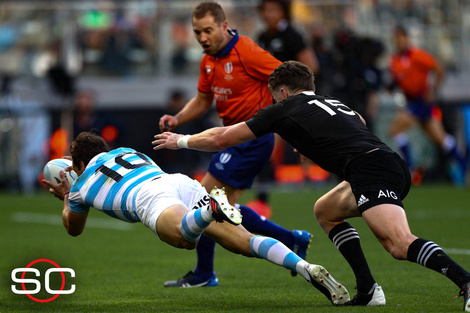 Nico Sánchez apoya su try ante los All Blacks en Australia.