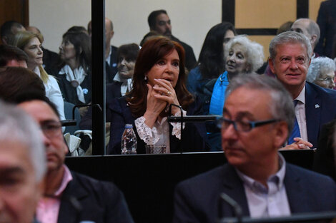 Cristina Kirchner frente a los armados de Comodoro Py.