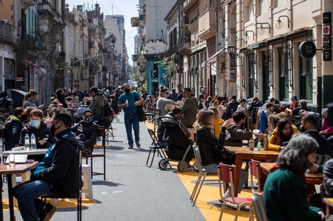 Los peligros de la sensación "el coronavirus ya fue". San Telmo relajado.