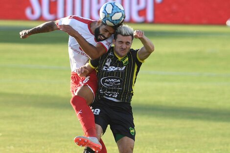 Barboza lucha con Loaiza la pelota en el medio. (Fuente: Fotobaires)