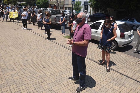 Abrazo simbólico en la escuela Boneo donde Chiocca daba clases. (Fuente: Sebastián Granata)