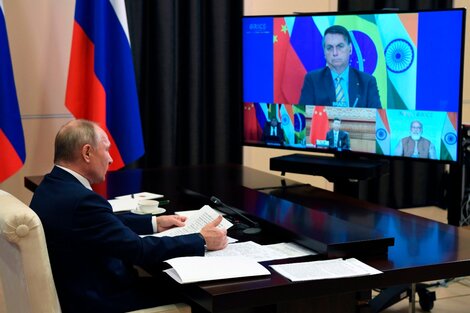 Putin en su escritorio, Bolsonaro en pantalla.