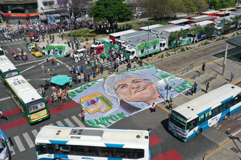 La caravana de camiones, taxis, colectivos y autos particulares en el día de la militancia.