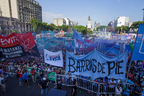 Miles de militantes se agolparon frente al Congreso de la Nación.