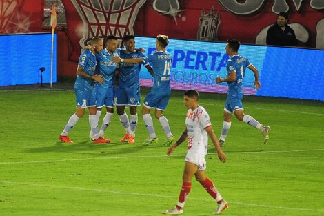 Vélez superó a Huracán en la cancha y en la tabla