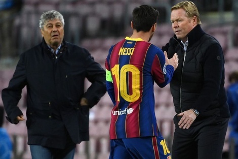 Messi y Koeman se saludan antes de que se acerque Lucescu, DT del Dinamo de Kiev, en el partido de dia. 