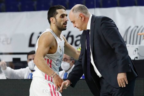 El saludo de Campazzo con Pablo Laso, en el último partido del argentino con el Real Madrid.