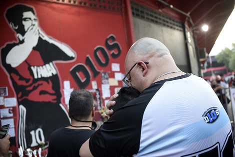 1 - Hinchas de Newell's fueron al Coloso a despedir a Diego 2- Diego y Fidel Castro con la 10 de Newell's