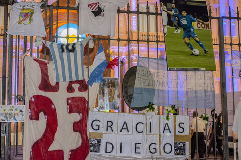 Maradona: Un adiós multitudinario en la Casa Rosada