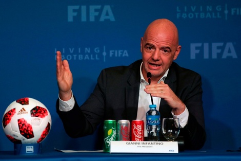 A Infantino no le dieron los tiempos para llegar al velatorio de Maradona