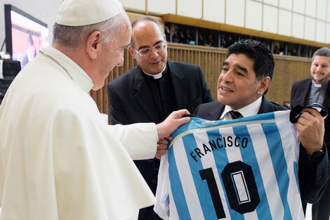 El papa Francisco envió un rosario bendecido para la familia de Maradona