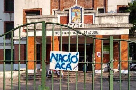 "Nació acá", el cartel en el frente del Hospital Evita de Lanús