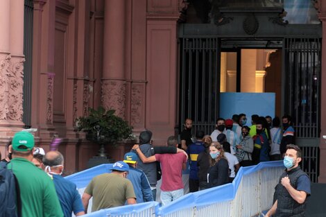 Cómo se vivió la fila para entrar a la Rosada a despedir a Maradona