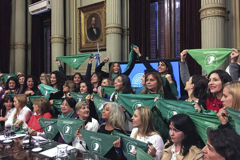 Diputadas y senadoras en la previa del debate que se llevó a cabo en 2018