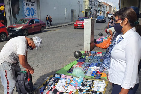 Manteros podrán vender en las peatonales salteñas de 21 a 0