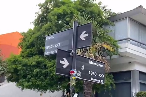 Así quedó la esquina de Villa Devoto después de la intervención en homenaje a Maradona. 