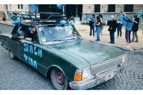 Un Falcon verde desfiló en la marcha de los antiderechos 